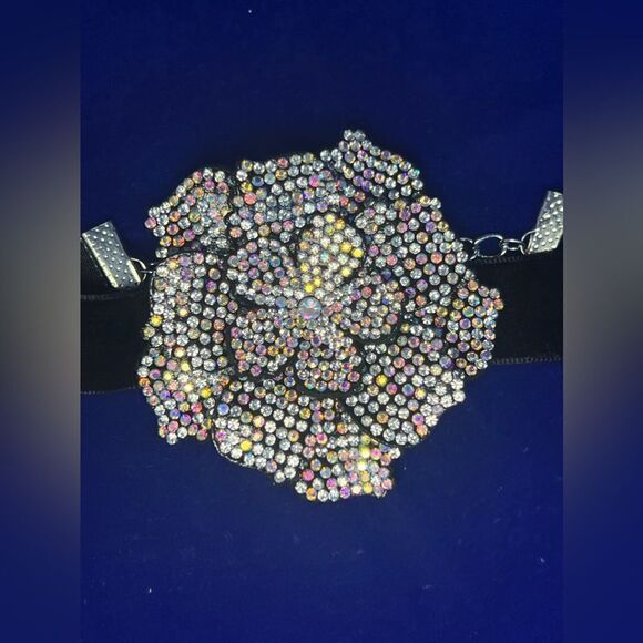 Rhinestone Floral Chocker Necklace - Picture 4 of 13